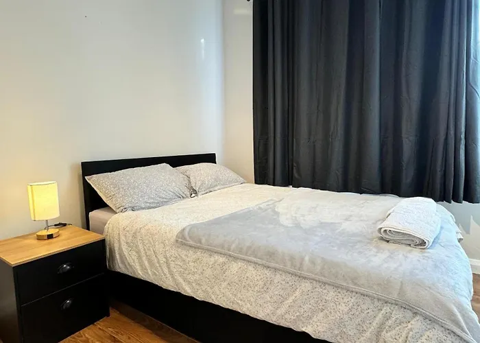Double Bedroom In Private Home- Canning Town By London Excel