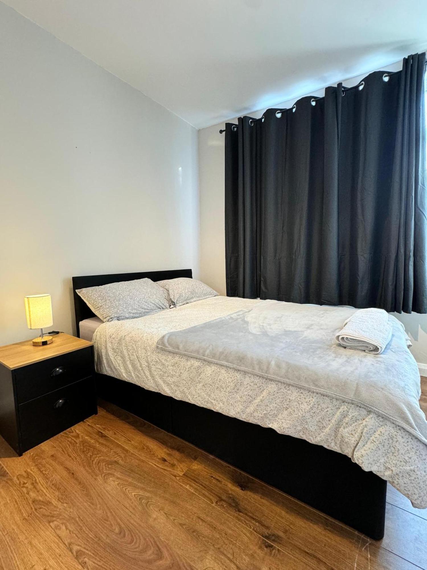 Double Bedroom In Private Home- Canning Town By Excel Homestay London