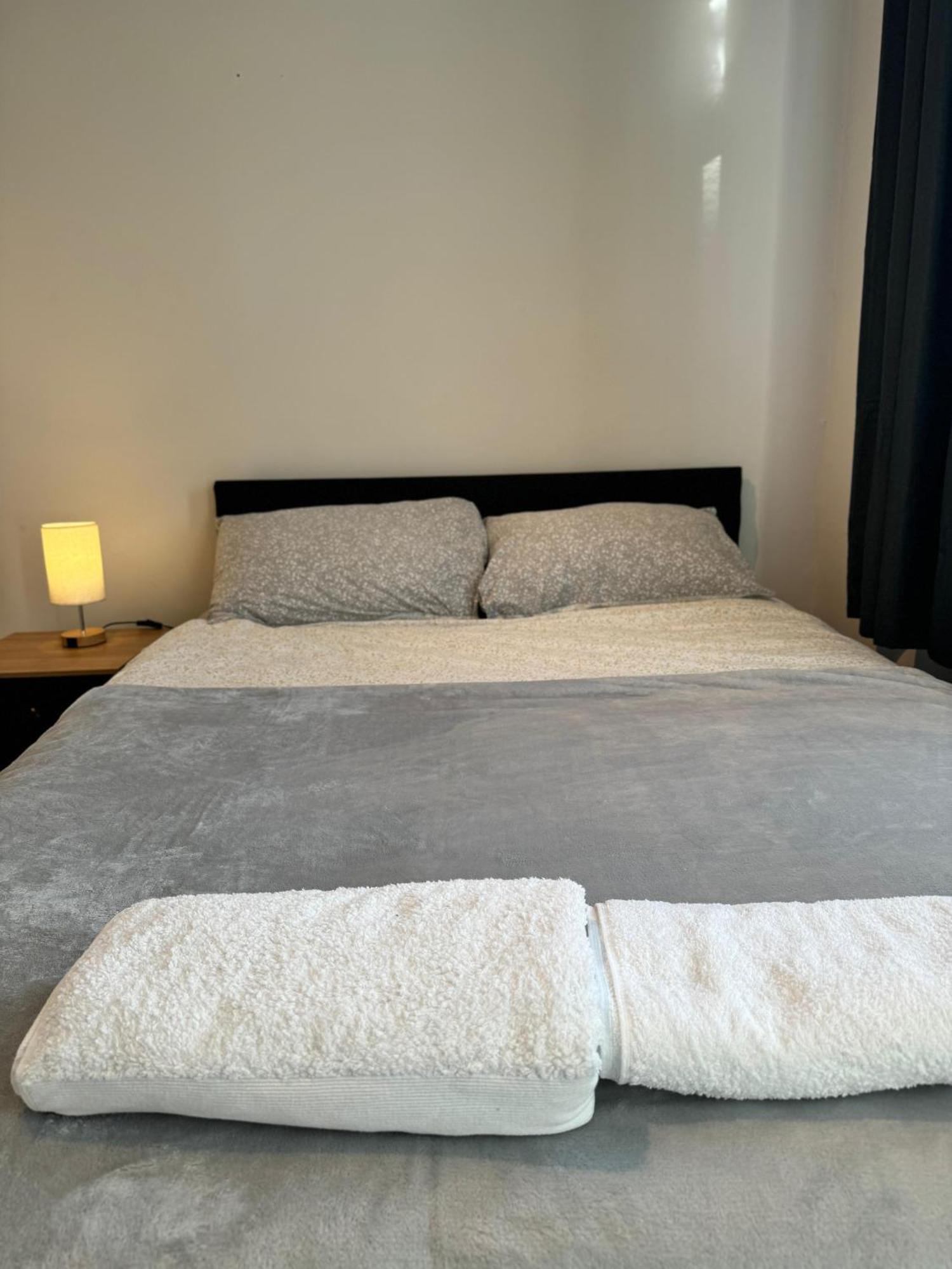 Double Bedroom In Private Home- Canning Town By Excel Homestay London