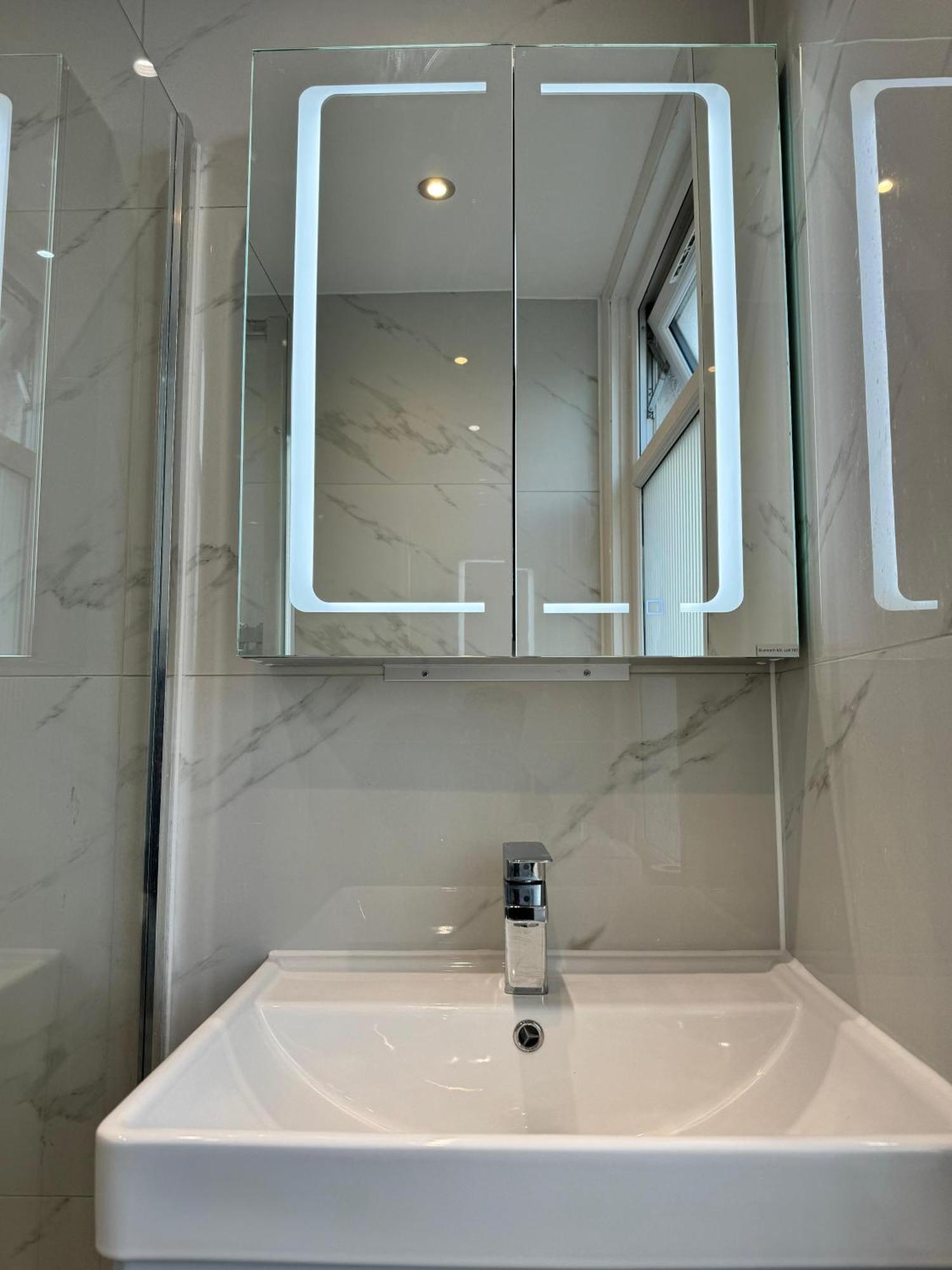 Double Bedroom In Private Home- Canning Town By Excel Homestay London