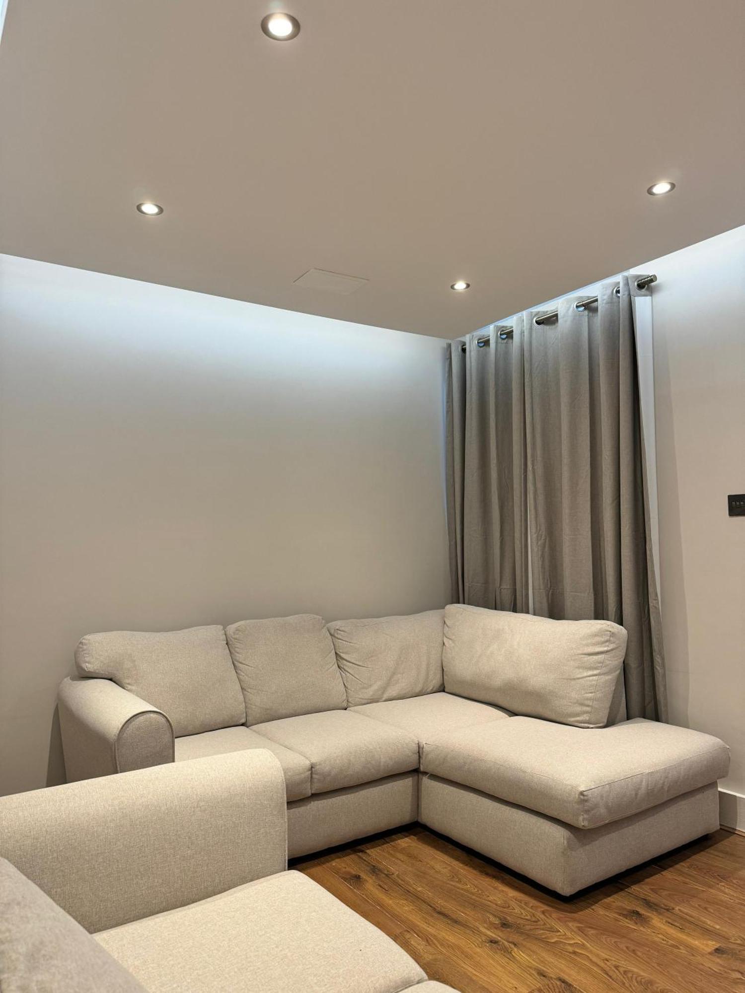 Double Bedroom In Private Home- Canning Town By Excel Homestay *